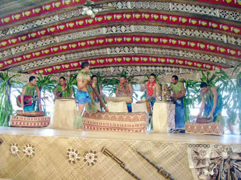 Samoa - singing/dancing show at Aggie Grey's famous hotel